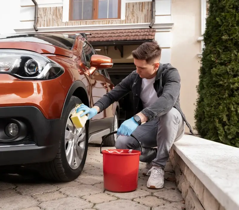 Lavage auto à domicile Saint-Ambroix : professionnel intervenant sur un véhicule